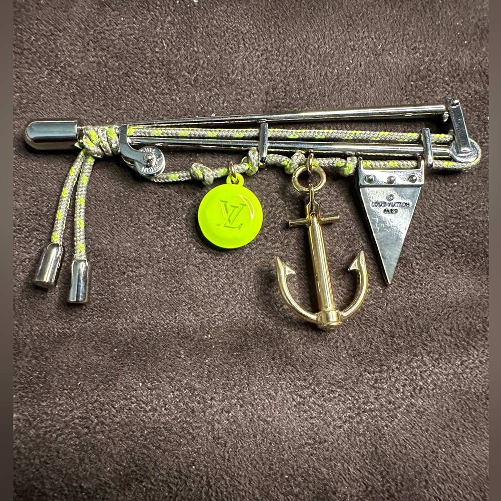 Louis Vuitton LV Cup Pin - Picture 1 of 6